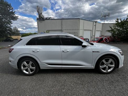 Used 2019 Audi e-tron Premium Plus w/ Cold Weather Package AWD/4WD image 4