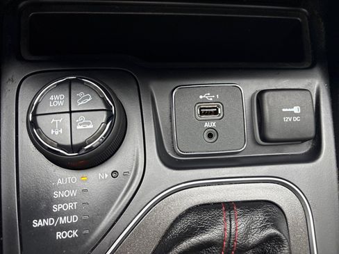 Used 2020 Jeep Cherokee Trailhawk image 25