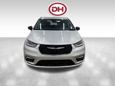 Used 2024 Chrysler Pacifica Touring-L FWD image 8