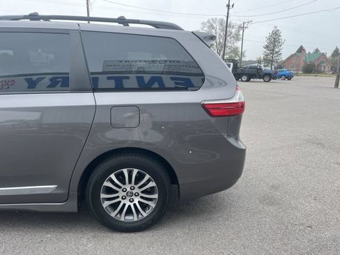 Used 2019 Toyota Sienna XLE w/ XLE Navigation Package FWD image 11