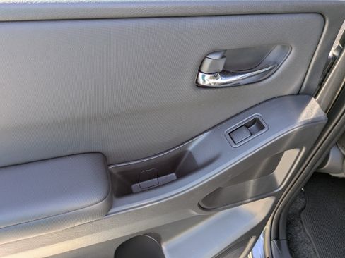 Used 2024 Nissan Frontier SV w/ SV Convenience Package RWD image 15