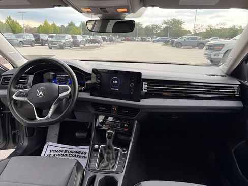 Used 2025 Volkswagen Jetta SE FWD image 33