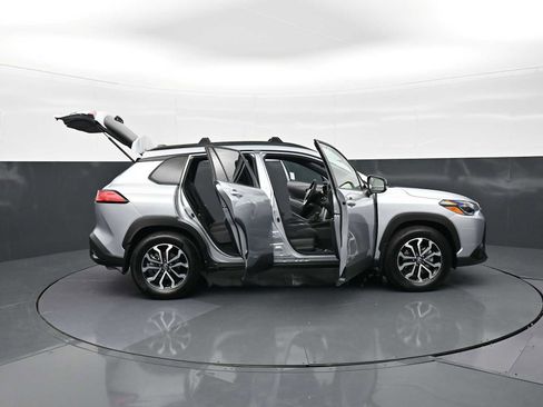 Used 2025 Toyota Corolla Cross AWD Hybrid w/ Moonroof Package image 34