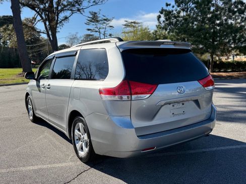 Used 2011 Toyota Sienna LE image 4