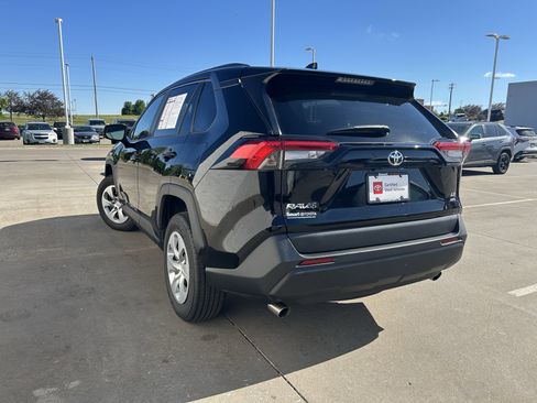 Certified 2021 Toyota RAV4 LE AWD/4WD image 4
