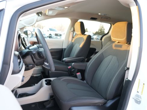 Used 2023 Chrysler Voyager LX image 15