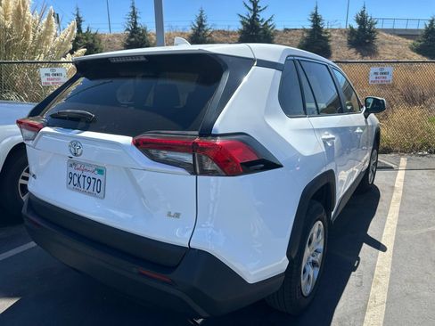 Used 2022 Toyota RAV4 LE FWD image 4