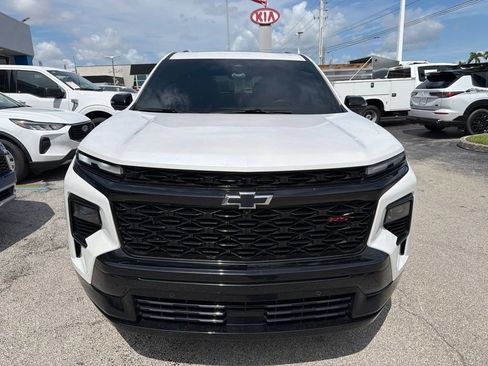 Used 2024 Chevrolet Traverse RS FWD image 2