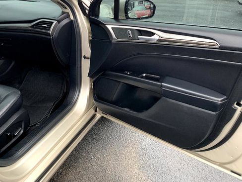 Used 2017 Ford Fusion SE w/ Fusion SE Technology Package image 38