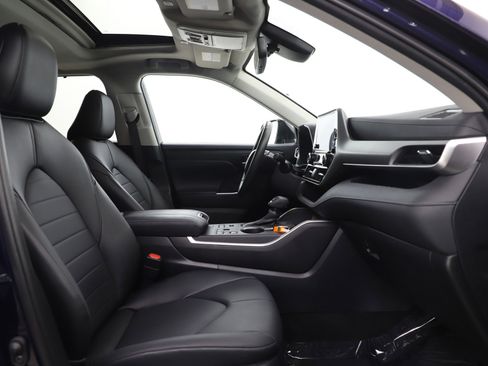 Used 2024 Toyota Highlander XLE image 13
