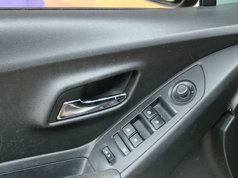 Used 2018 Chevrolet Trax LS AWD/4WD image 16