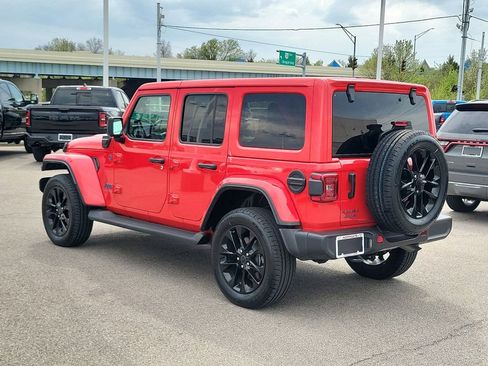 Used 2025 Jeep Wrangler Unlimited Sahara image 2