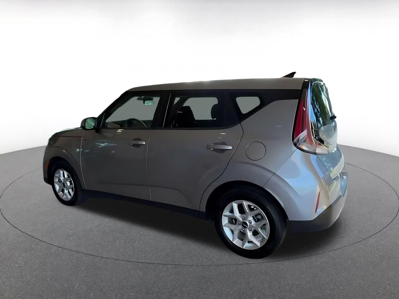 Used 2025 Kia Soul LX w/ LX Technology Package FWD image 9