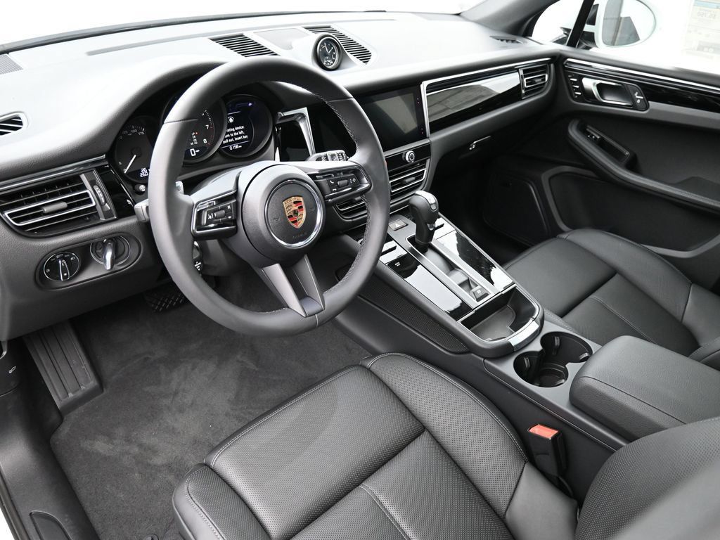 Certified 2025 Porsche Macan AWD/4WD image 4