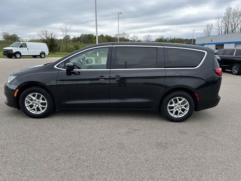 Used 2023 Chrysler Voyager LX FWD image 2