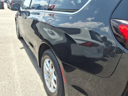 Used 2023 Chrysler Pacifica Touring FWD image 15