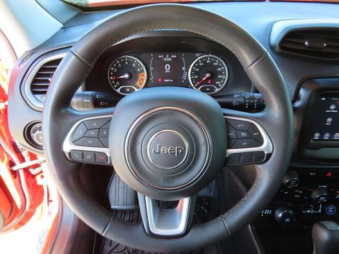 Used 2019 Jeep Renegade Latitude AWD/4WD image 12