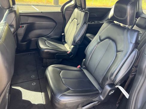 Used 2025 Chrysler Pacifica Select FWD image 13