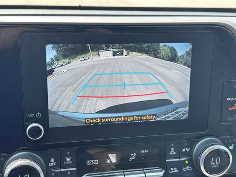 Used 2023 Toyota Highlander XLE FWD image 22