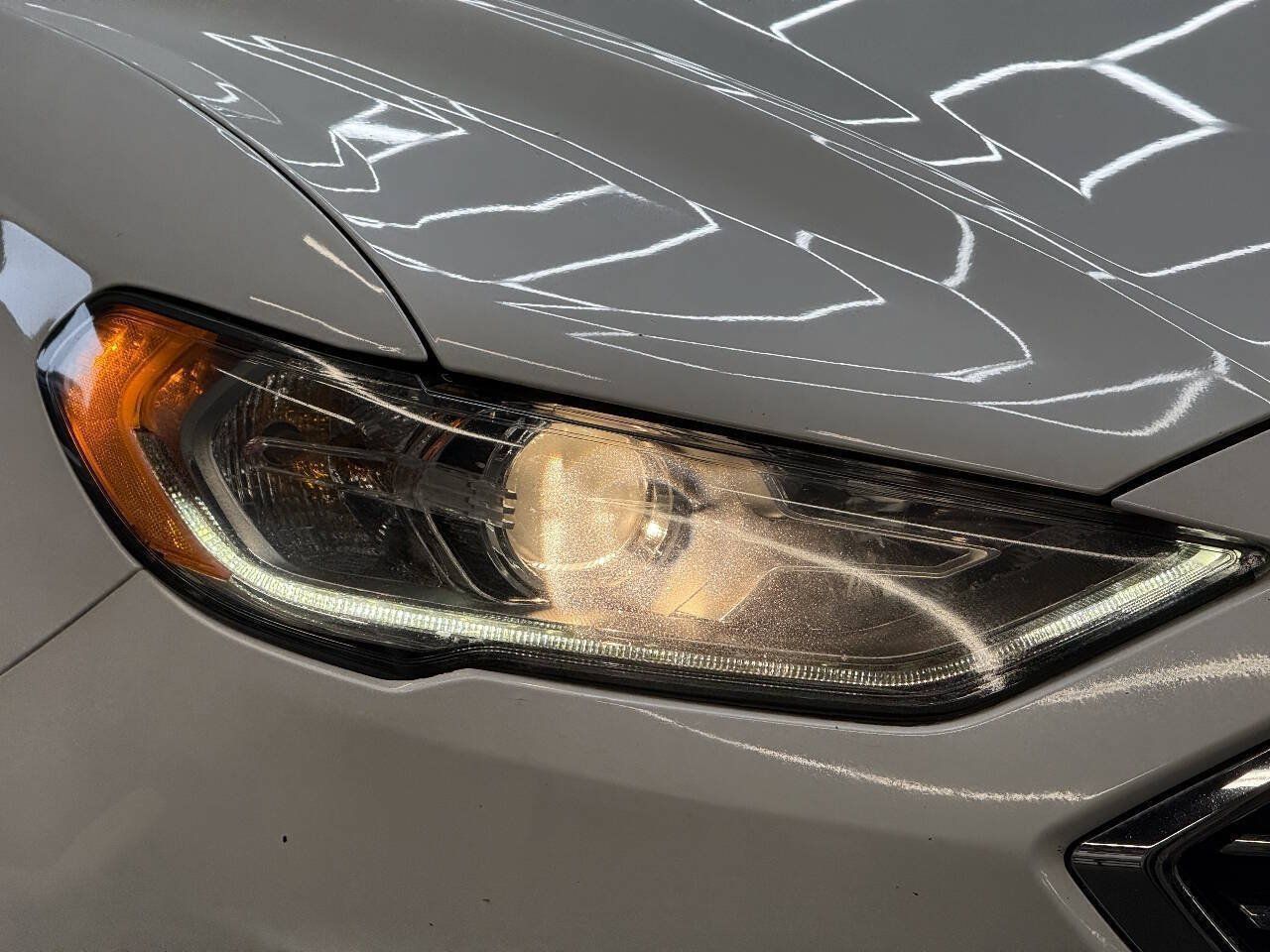 Used 2018 Ford Fusion SE w/ Fusion SE Technology Package FWD image 4