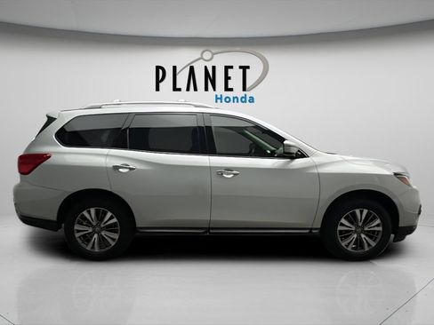 Used 2018 Nissan Pathfinder SV AWD/4WD image 10