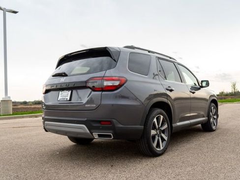 Used 2025 Honda Pilot Touring image 7
