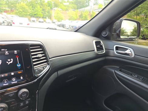 Used 2021 Jeep Grand Cherokee Laredo RWD image 24