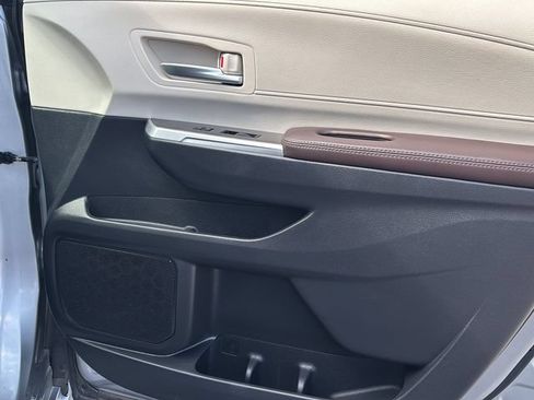 Used 2023 Toyota Sienna Platinum FWD image 9