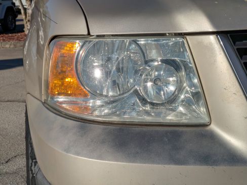 Used 2005 Ford Expedition XLT image 10