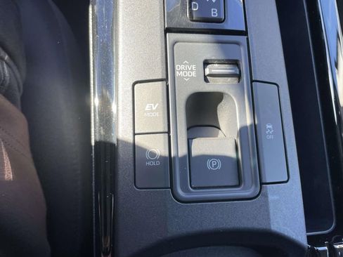 Used 2025 Toyota Prius LE image 42