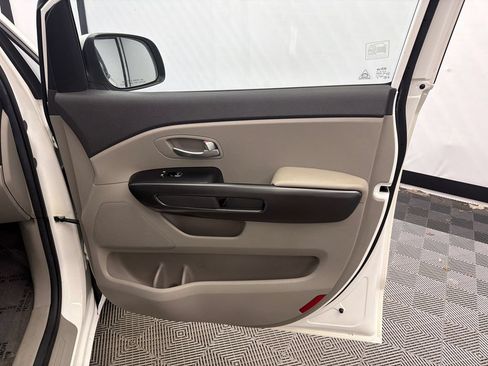Used 2016 Kia Sedona LX w/ Option Group 020 FWD image 15