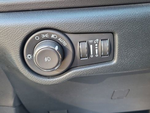 Used 2025 Chrysler Pacifica Select FWD image 25