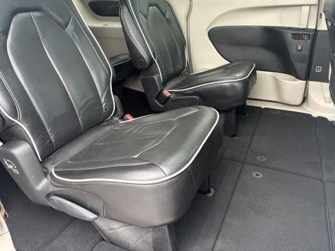 Used 2023 Chrysler Pacifica Limited FWD image 19
