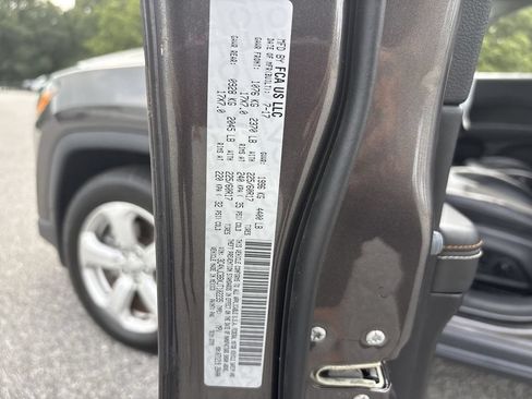 Used 2018 Jeep Compass Latitude w/ Popular Equipment Group FWD image 31