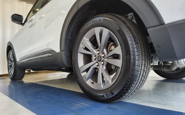 Used 2024 Ford Explorer XLT w/ Equipment Group 202A AWD/4WD image 18