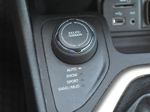 Used 2015 Jeep Cherokee Latitude w/ Cold Weather Group AWD/4WD image 31