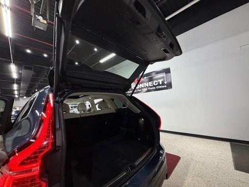 Used 2018 Volvo XC60 T5 Momentum w/ Convenience Package image 44