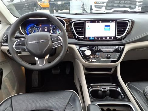Certified 2023 Chrysler Pacifica Limited FWD image 13