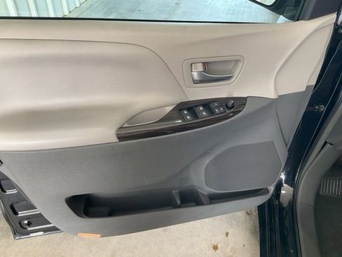 Used 2017 Toyota Sienna XLE image 4