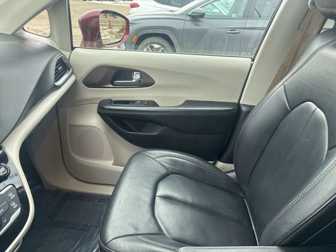 Used 2017 Chrysler Pacifica Touring-L image 31