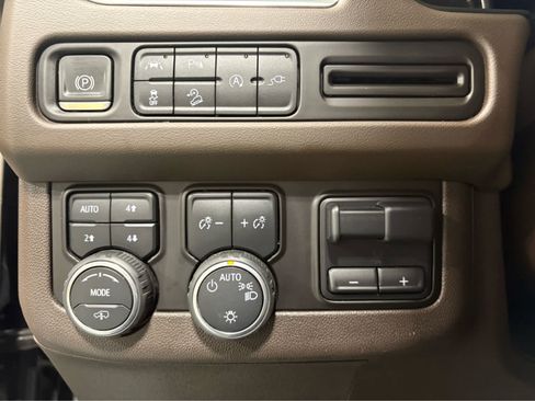 Used 2021 Chevrolet Tahoe Z71 w/ Z71 Off-Road Package AWD/4WD image 28