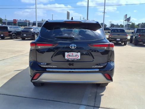 Certified 2024 Toyota Highlander Platinum FWD image 6