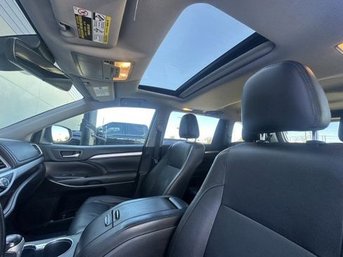 Used 2019 Toyota Highlander XLE image 14