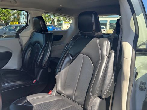 Used 2023 Chrysler Pacifica Touring-L FWD image 35