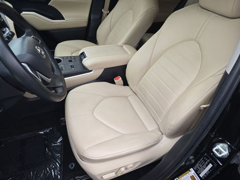 Used 2023 Toyota Highlander XLE image 23