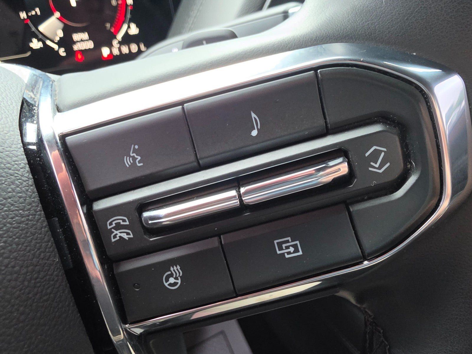 Used 2025 GMC Yukon Denali AWD/4WD image 44
