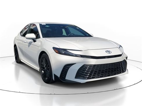 Used 2025 Toyota Camry SE image 2