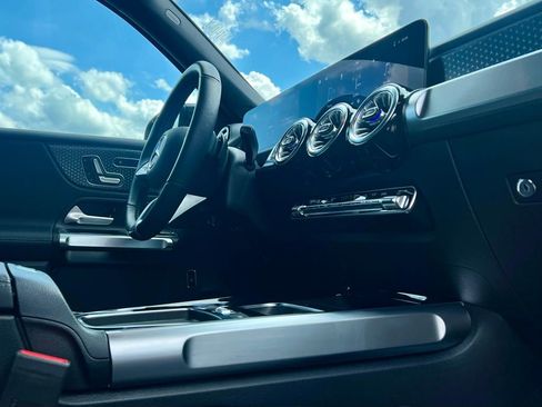 Certified 2025 Mercedes-Benz GLB 250 4MATIC image 11