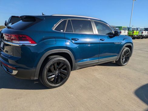 Used 2022 Volkswagen Atlas Cross Sport SE image 2