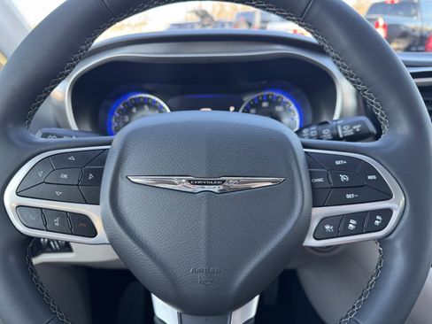 Used 2023 Chrysler Pacifica Touring-L image 9